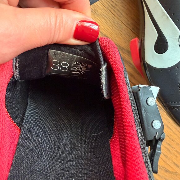 Peloton Shoes Unisex | Black & Red | Size 38 / 7 | Good Used Condition - Picture 3 of 9